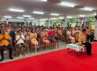 ร่วมพิธีเจริญพระพุทธมนต์และทำบุญตักบาตรถวายเป็นพระราชกุศล ... พารามิเตอร์รูปภาพ 4