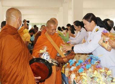 ร่วมพิธีเจริญพระพุทธมนต์และทำบุญตักบาตรถวายพระราชกุศล ... พารามิเตอร์รูปภาพ 25