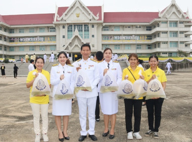 ร่วมพิธีเจริญพระพุทธมนต์และทำบุญตักบาตรถวายพระราชกุศล ... พารามิเตอร์รูปภาพ 26