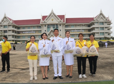 ร่วมพิธีเจริญพระพุทธมนต์และทำบุญตักบาตรถวายพระราชกุศล ... พารามิเตอร์รูปภาพ 27