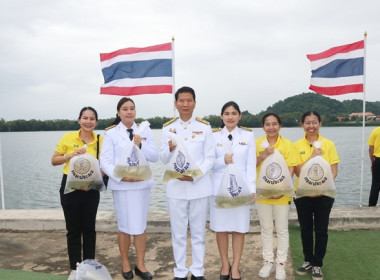 ร่วมพิธีเจริญพระพุทธมนต์และทำบุญตักบาตรถวายพระราชกุศล ... พารามิเตอร์รูปภาพ 29