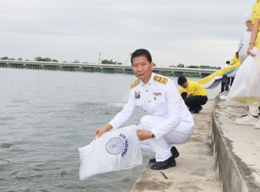 ร่วมพิธีเจริญพระพุทธมนต์และทำบุญตักบาตรถวายพระราชกุศล ... พารามิเตอร์รูปภาพ 30
