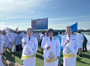 พิธีเจริญพระพุทธมนตร์และทำบุญตักบาตรถวายพระราชกุศล ... พารามิเตอร์รูปภาพ 11
