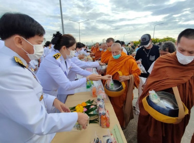 ร่วมพิธีทำบุญตักบาตรเนื่องในวันชาติและวันพ่อแห่งชาติ 5 ... พารามิเตอร์รูปภาพ 5