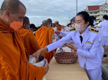 ร่วมพิธีทำบุญตักบาตรเนื่องในวันชาติและวันพ่อแห่งชาติ 5 ... พารามิเตอร์รูปภาพ 7