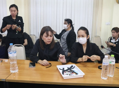 กิจกรรมทำโบว์ริบบิ้นสีดำไว้อาลัยด้วยความเคารพและสำนึกในพระมหากรุณาธิคุณ "สมเด็จพระพันปีหลวง" ... พารามิเตอร์รูปภาพ 1