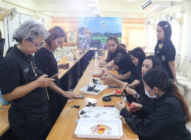 กิจกรรมทำโบว์ริบบิ้นสีดำไว้อาลัยด้วยความเคารพและสำนึกในพระมหากรุณาธิคุณ "สมเด็จพระพันปีหลวง" ... พารามิเตอร์รูปภาพ 2