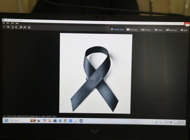 กิจกรรมทำโบว์ริบบิ้นสีดำไว้อาลัยด้วยความเคารพและสำนึกในพระมหากรุณาธิคุณ "สมเด็จพระพันปีหลวง" ... พารามิเตอร์รูปภาพ 3