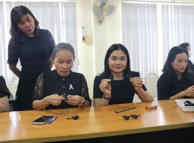 กิจกรรมทำโบว์ริบบิ้นสีดำไว้อาลัยด้วยความเคารพและสำนึกในพระมหากรุณาธิคุณ "สมเด็จพระพันปีหลวง" ... พารามิเตอร์รูปภาพ 8