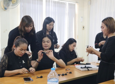 กิจกรรมทำโบว์ริบบิ้นสีดำไว้อาลัยด้วยความเคารพและสำนึกในพระมหากรุณาธิคุณ "สมเด็จพระพันปีหลวง" ... พารามิเตอร์รูปภาพ 9