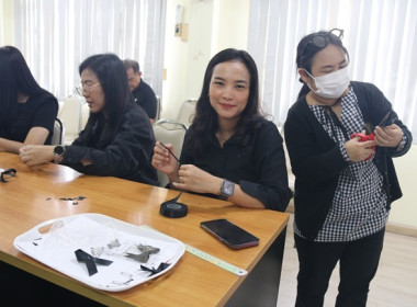 กิจกรรมทำโบว์ริบบิ้นสีดำไว้อาลัยด้วยความเคารพและสำนึกในพระมหากรุณาธิคุณ "สมเด็จพระพันปีหลวง" ... พารามิเตอร์รูปภาพ 12