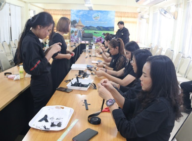 กิจกรรมทำโบว์ริบบิ้นสีดำไว้อาลัยด้วยความเคารพและสำนึกในพระมหากรุณาธิคุณ "สมเด็จพระพันปีหลวง" ... พารามิเตอร์รูปภาพ 13