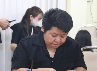 กิจกรรมทำโบว์ริบบิ้นสีดำไว้อาลัยด้วยความเคารพและสำนึกในพระมหากรุณาธิคุณ "สมเด็จพระพันปีหลวง" ... พารามิเตอร์รูปภาพ 17