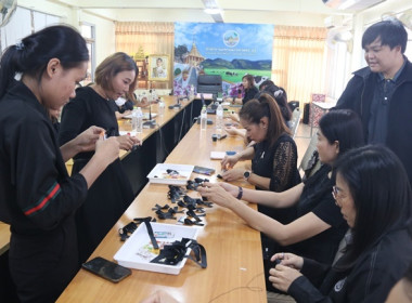 กิจกรรมทำโบว์ริบบิ้นสีดำไว้อาลัยด้วยความเคารพและสำนึกในพระมหากรุณาธิคุณ "สมเด็จพระพันปีหลวง" ... พารามิเตอร์รูปภาพ 18