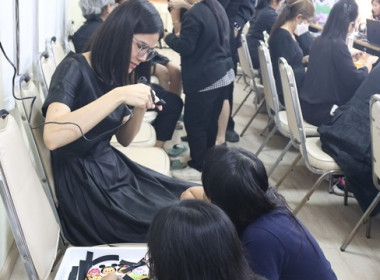 กิจกรรมทำโบว์ริบบิ้นสีดำไว้อาลัยด้วยความเคารพและสำนึกในพระมหากรุณาธิคุณ "สมเด็จพระพันปีหลวง" ... พารามิเตอร์รูปภาพ 19