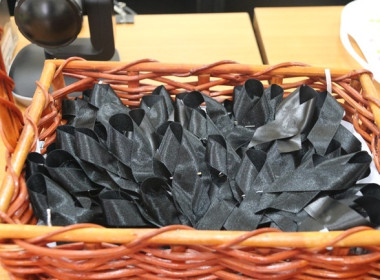 กิจกรรมทำโบว์ริบบิ้นสีดำไว้อาลัยด้วยความเคารพและสำนึกในพระมหากรุณาธิคุณ "สมเด็จพระพันปีหลวง" ... พารามิเตอร์รูปภาพ 22