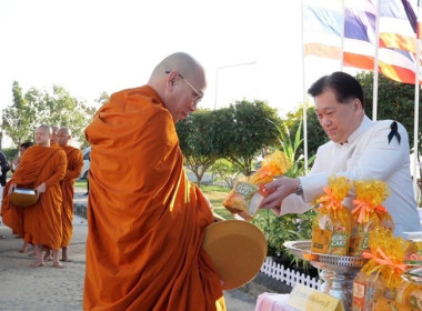 ร่วมพิธีเจริญพระพุทธมนต์และพิธีทำบุญตักบาตรถวายพระราชกุศล ... พารามิเตอร์รูปภาพ 1