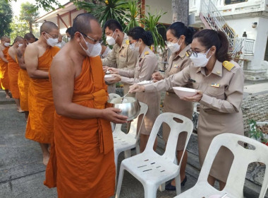 ร่วมพิธีเจริญพระพุทธมนต์เพื่อถวายพระพรชัยมงคลและพิธีทำบุญตักบาตรพระสงฆ์ 99 รูป ... พารามิเตอร์รูปภาพ 4