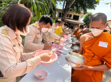 ร่วมพิธีมอบเกียรติบัตรและถวายภัตตาหารเพลพระสงฆ์โครงการบรรพชาอุปสมบท 99 รูป ... พารามิเตอร์รูปภาพ 5