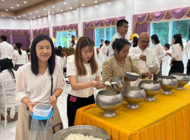 ร่วมทำพิธีทำบุญตักบาตรและพิธีเวียนเทียน ... พารามิเตอร์รูปภาพ 2