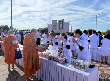 ร่วมพิธีเจริญพระพุทธมนต์และทำบุญตักบาตรถวายพระกุศล ... พารามิเตอร์รูปภาพ 8