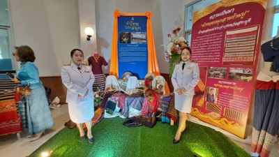 ร่วมพิธีมอบแบบลายผ้าพระราชทาน "ผ้าลายดอกรักราชกัญญา" พารามิเตอร์รูปภาพ 1
