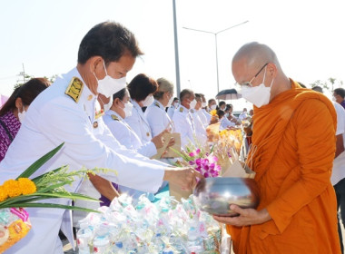 ร่วมพิธีทำบุญตักบาตรพระสงฆ์และสามเณรปล่อยพันธุ์สัตว์น้ำ ... พารามิเตอร์รูปภาพ 26