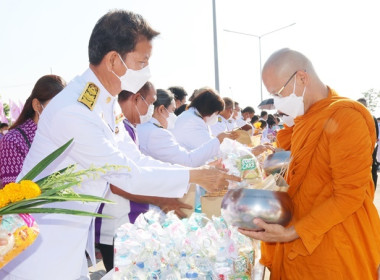 ร่วมพิธีทำบุญตักบาตรพระสงฆ์และสามเณรปล่อยพันธุ์สัตว์น้ำ ... พารามิเตอร์รูปภาพ 27