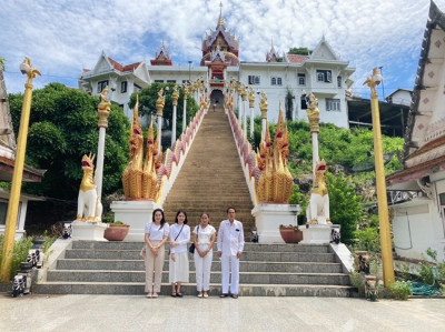 ร่วมพิธีเจริญพระพุทธมนต์เฉลิมพระเกียรติพระบาทสมเด็จพระเจ้าอยู่หัว สมเด็จพระนางเจ้าสิริกิติ์ พระบรมราชินีนาถ พระบรมราชชนนีพันปีหลวง และสมเด็จพระนางเจ้าฯ พระบรมราชินี ... พารามิเตอร์รูปภาพ 1