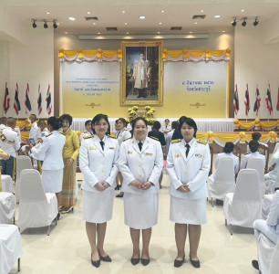 ร่วมพิธีเจริญพระพุทธมนต์ทำบุญตักบาตรและพิธีวางพานพุ่มดอกไม้ถวายราชสักการะ เนื่องในวันคล้ายวันพระบรมราชสมภพ พระบาทสมเด็จพระบรมชนกาธิเบศรมหาภูมิพลอดุลยเดชมหาราช บรมนาถบพิตร ... พารามิเตอร์รูปภาพ 1