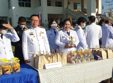 ร่วมพิธีเจริญพระพุทธมนต์ทำบุญตักบาตรและพิธีวางพานพุ่มดอกไม้ถวายราชสักการะ เนื่องในวันคล้ายวันพระบรมราชสมภพ พระบาทสมเด็จพระบรมชนกาธิเบศรมหาภูมิพลอดุลยเดชมหาราช บรมนาถบพิตร ... พารามิเตอร์รูปภาพ 3