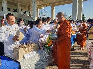 ร่วมพิธีเจริญพระพุทธมนต์ทำบุญตักบาตรและพิธีวางพานพุ่มดอกไม้ถวายราชสักการะ เนื่องในวันคล้ายวันพระบรมราชสมภพ พระบาทสมเด็จพระบรมชนกาธิเบศรมหาภูมิพลอดุลยเดชมหาราช บรมนาถบพิตร ... พารามิเตอร์รูปภาพ 4