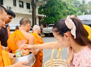 ร่วมพิธีทำบุญตักบาตรถวายพระราชกุศล ... พารามิเตอร์รูปภาพ 4