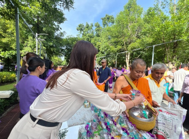 ร่วมพิธีทำบุญตักบาตรถวายพระราชกุศลเนื่องในโอกาสวันคล้ายวันประสูติ พระเจ้าวรวงศ์เธอพระองค์เจ้าโสมสวลี กรมหมื่นสุทธนารีนาถ ในวันที่ 13 กรกฎาคม 2567 ... พารามิเตอร์รูปภาพ 8