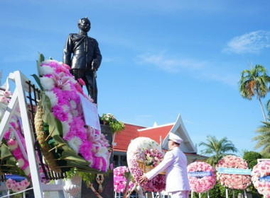 ร่วมพิธีถวายพวงมาลาสักการะ พระบรมราชานุสาวรีย์ ... พารามิเตอร์รูปภาพ 2
