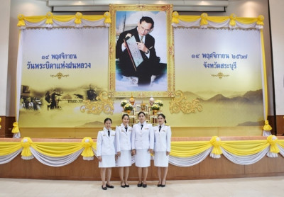 ร่วมงานพิธีวางพานพุ่มดอกไม้สด เนื่องในวันพระบิดาแห่งฝนหลวง ... พารามิเตอร์รูปภาพ 1