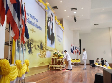 ร่วมงานพิธีวางพานพุ่มดอกไม้สด เนื่องในวันพระบิดาแห่งฝนหลวง ... พารามิเตอร์รูปภาพ 3