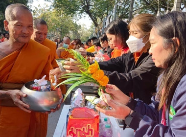 ร่วมพิธีเจริญพระพุทธมนต์และพิธีทำบุญตักบาตรถวายพระราชกุศล ... พารามิเตอร์รูปภาพ 7