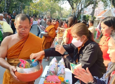 ร่วมพิธีเจริญพระพุทธมนต์และพิธีทำบุญตักบาตรถวายพระราชกุศล ... พารามิเตอร์รูปภาพ 8