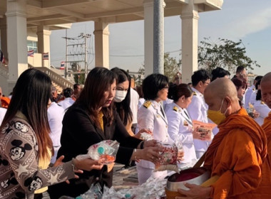 ร่วมพิธีทำบุญตักบาตรในกิจกรรมเฉลิมพระเกียรติพระบาทสมเด็จพระเจ้าอยู่หัว เนื่องในโอกาสพระราชพิธีสมมงคลพระชนมายุเท่าพระบาทสมเด็จพระพุทธยอดฟ้าจุฬาโลกมหาราช ... พารามิเตอร์รูปภาพ 1