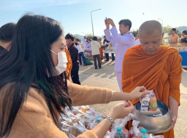 ร่วมพิธีทำบุญตักบาตรในกิจกรรมเฉลิมพระเกียรติพระบาทสมเด็จพระเจ้าอยู่หัว เนื่องในโอกาสพระราชพิธีสมมงคลพระชนมายุเท่าพระบาทสมเด็จพระพุทธยอดฟ้าจุฬาโลกมหาราช ... พารามิเตอร์รูปภาพ 3