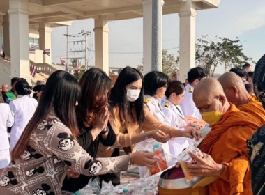 ร่วมพิธีทำบุญตักบาตรในกิจกรรมเฉลิมพระเกียรติพระบาทสมเด็จพระเจ้าอยู่หัว เนื่องในโอกาสพระราชพิธีสมมงคลพระชนมายุเท่าพระบาทสมเด็จพระพุทธยอดฟ้าจุฬาโลกมหาราช ... พารามิเตอร์รูปภาพ 4