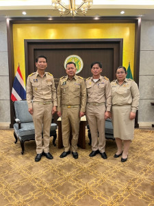 มอบช่อดอกไม้แสดงความยินดีกับ นายประยูร อินสกุล ... พารามิเตอร์รูปภาพ 1