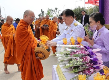 ร่วมพิธีเจริญพระพุทธมนต์และทำบุญตักบาตรถวายเป็นพระราชกุศล ... พารามิเตอร์รูปภาพ 11