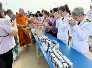 ร่วมพิธีเจริญพระพุทธมนต์และทำบุญตักบาตรถวายเป็นพระราชกุศล ... พารามิเตอร์รูปภาพ 12