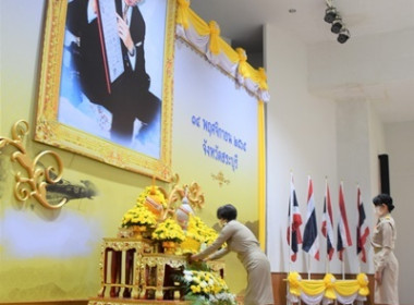 ร่วมพิธีถวายเครื่องราชสักการะและวางพานพุ่มดอกไม้สด ... พารามิเตอร์รูปภาพ 3