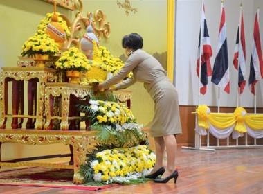 ร่วมพิธีถวายเครื่องราชสักการะและวางพานพุ่มดอกไม้สด ... พารามิเตอร์รูปภาพ 4